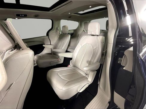 Used 2018 Chrysler Pacifica Touring-L Plus w/ Advanced Safetytec Group FWD image 22