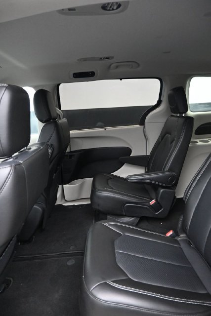 Used 2024 Chrysler Pacifica Touring-L AWD/4WD image 8