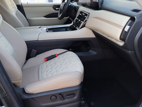 Used 2025 Nissan Armada Platinum RWD image 18