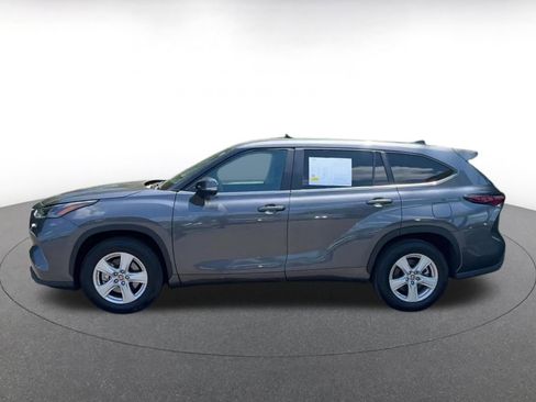 Used 2025 Toyota Highlander LE FWD image 9
