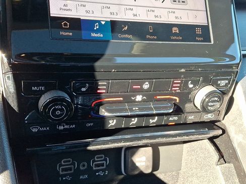 Used 2022 Jeep Grand Cherokee Limited image 16