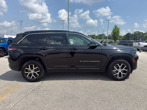 Used 2025 Jeep Grand Cherokee Limited AWD/4WD image 4