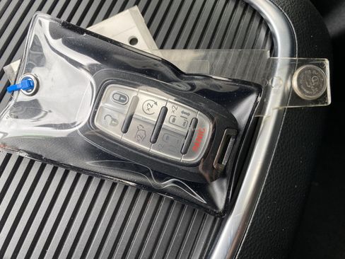 Used 2023 Chrysler Pacifica Limited FWD image 39