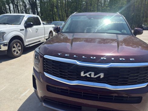 Used 2022 Kia Telluride S image 2