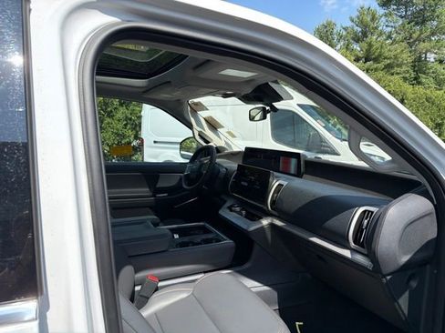 Used 2025 Ford Expedition Active AWD/4WD image 8