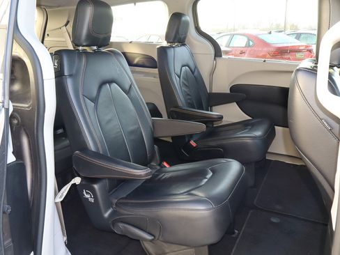 Used 2017 Chrysler Pacifica Touring-L image 25