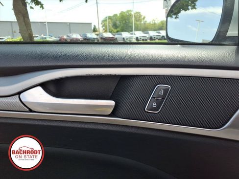 Used 2020 Ford Fusion SE FWD image 15