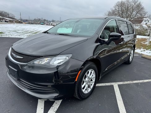 Used 2018 Chrysler Pacifica LX image 2