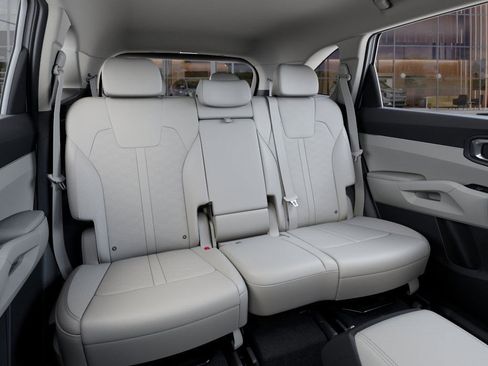 Used 2025 Kia Sorento S image 17