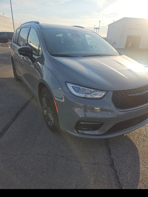 Used 2025 Chrysler Pacifica Limited FWD image 6