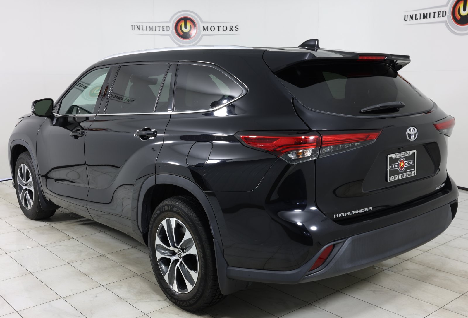 Used 2022 Toyota Highlander XLE AWD/4WD image 4