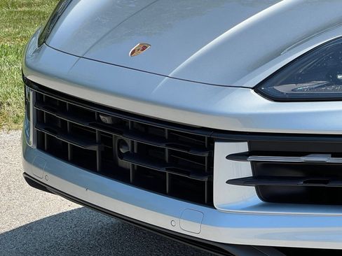 Certified 2025 Porsche Cayenne AWD/4WD image 12