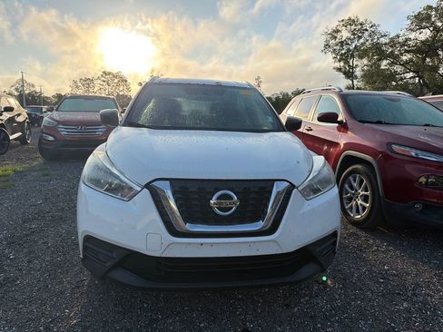 Used 2019 Nissan Kicks S w/ Exterior Electronics Package FWD image 2