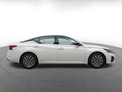 Used 2025 Nissan Altima 2.5 SV FWD image 10
