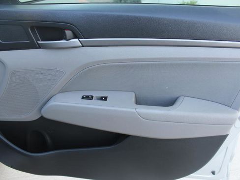Used 2017 Hyundai Elantra SE image 19