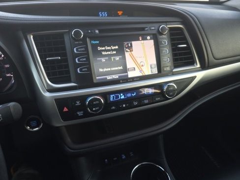 Used 2017 Toyota Highlander XLE image 11