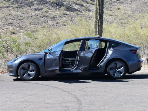 Used 2022 Tesla Model 3 Long Range AWD/4WD image 7
