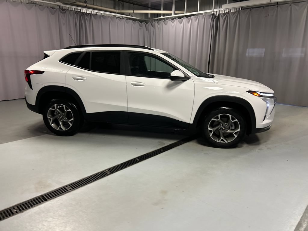 Used 2025 Chevrolet Trax LT FWD image 8