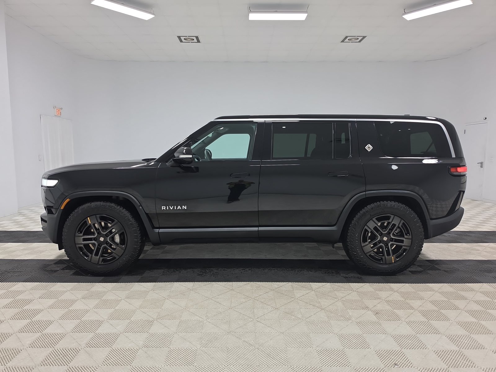 Used 2023 Rivian R1S Adventure Dual AWD/4WD image 2