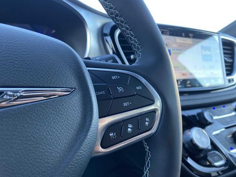 New 2026 Chrysler Pacifica Limited image 32