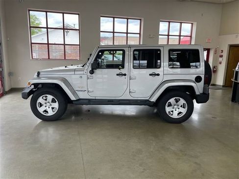 Used 2012 Jeep Wrangler Unlimited Sahara w/ Dual Top Group AWD/4WD image 4