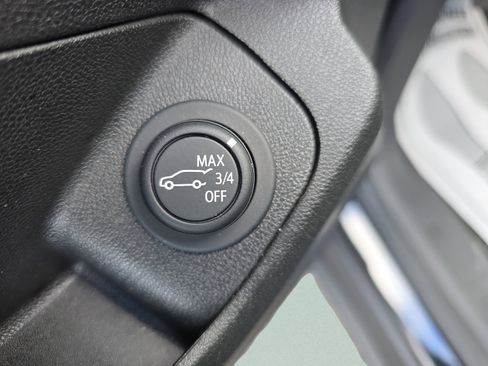 Used 2024 GMC Terrain SLT image 16