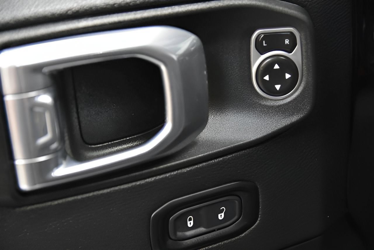 Used 2025 Jeep Wrangler Unlimited Sahara AWD/4WD image 17