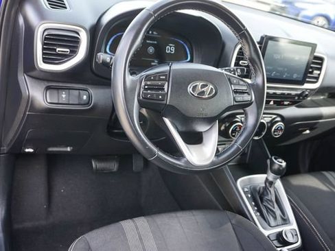 Used 2025 Hyundai Venue SEL FWD image 6