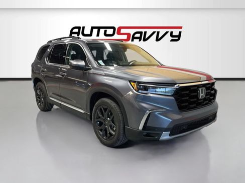 Used 2025 Honda Pilot Touring image 1