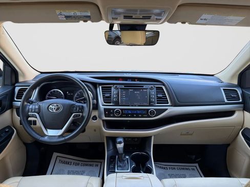 Used 2019 Toyota Highlander XLE AWD/4WD image 24