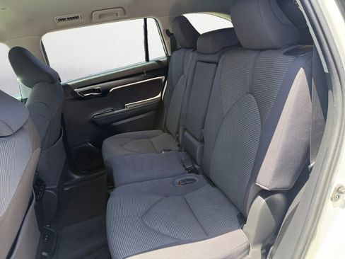 Used 2020 Toyota Highlander LE image 31