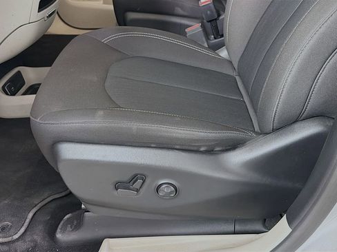 Used 2024 Chrysler Voyager LX image 21