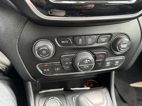 Used 2019 Jeep Cherokee Limited AWD/4WD image 6