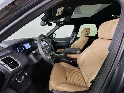 Used 2025 Land Rover Discovery Dynamic SE AWD/4WD image 33