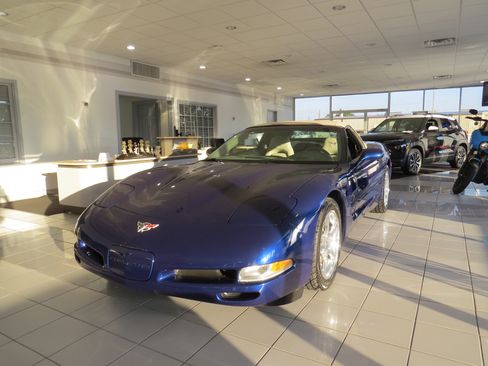 Used 2004 Chevrolet Corvette Convertible w/ Preferred Equipment Group RWD image 2