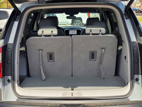 Used 2023 GMC Acadia SLT w/ Preferred Package image 9