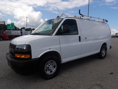 Used 2018 Chevrolet Express 2500 w/ Driver Convenience Package RWD image 3