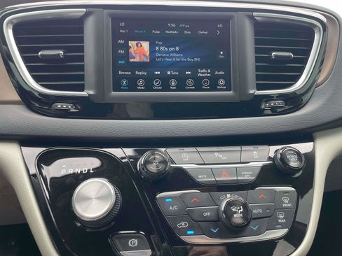 Used 2018 Chrysler Pacifica Touring-L FWD image 9