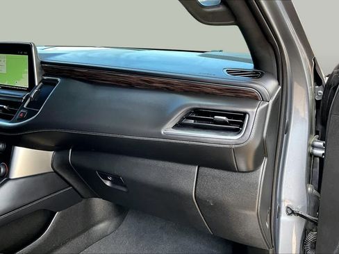 Used 2022 Chevrolet Suburban LT w/ Luxury Package RWD image 19