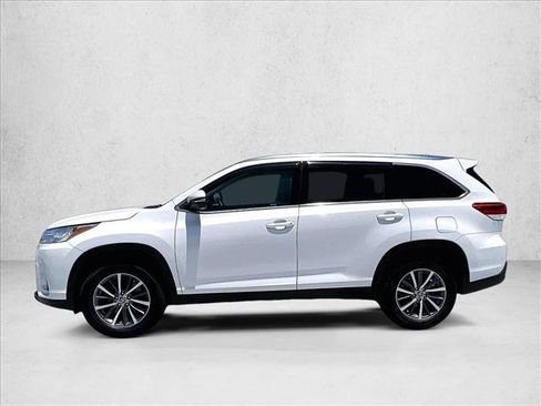 Used 2019 Toyota Highlander XLE FWD image 6