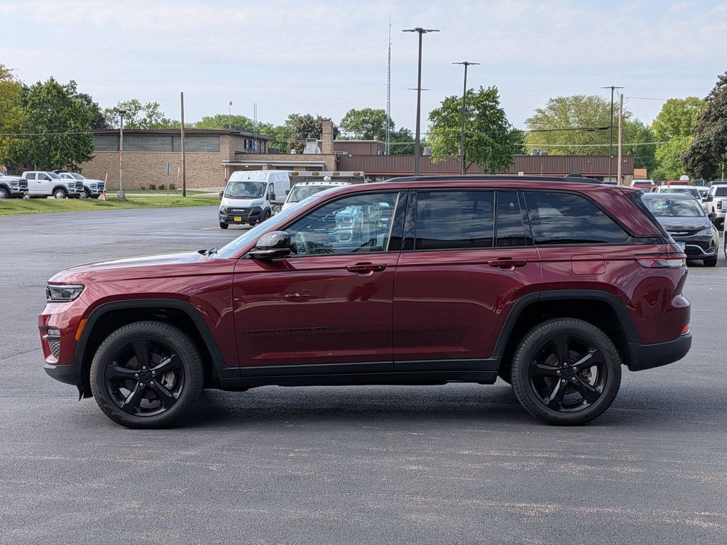 Used 2024 Jeep Grand Cherokee Limited w/ Black Appearance Package AWD/4WD image 4