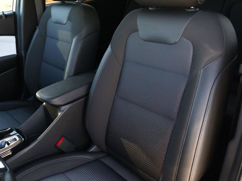 Used 2025 Chevrolet Trax LT w/ LT Convenience Package image 13