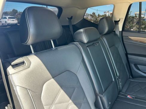 Used 2024 Volkswagen Atlas SE w/ Black Wheel Package image 17