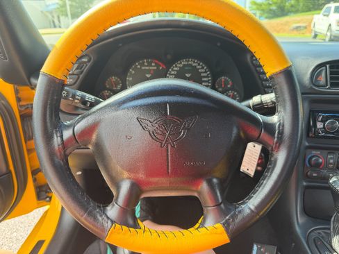 Used 2001 Chevrolet Corvette Convertible w/ Preferred Equipment Group2 RWD image 43