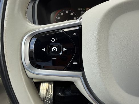 Used 2017 Volvo XC90 T6 Momentum w/ Vision Package image 30