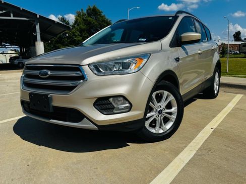 Used 2017 Ford Escape SE w/ Equipment Group 201A FWD image 1