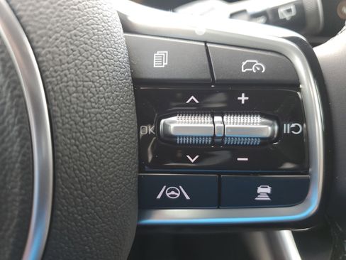 New 2025 Kia Carnival EX image 23