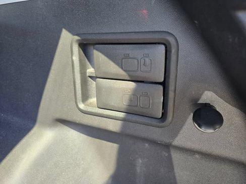 Used 2024 GMC Terrain SLE FWD image 30