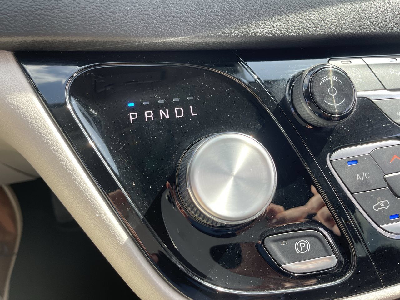 Used 2024 Chrysler Pacifica Touring-L FWD image 15