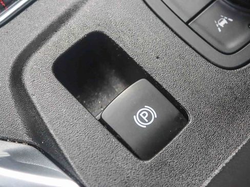 Used 2023 Chevrolet Traverse RS image 38